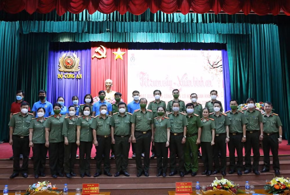 Lãnh đạo Cục Công tác Đảng và Công tác chính trị cùng cán bộ Công đoàn CAND tại buổi lễ.