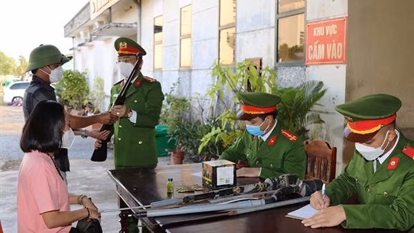 Vận động người dân tự nguyện giao nộp pháo, vũ khí, công cụ hỗ trợ
