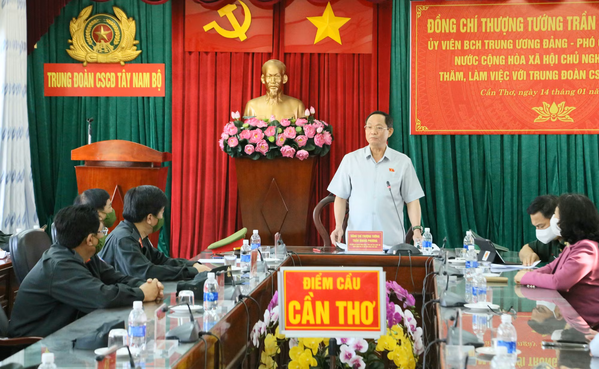 Phó Chủ tịch Quốc hội Trần Quang Phương thăm, làm việc với Trung đoàn CSCĐ Tây Nam Bộ -0