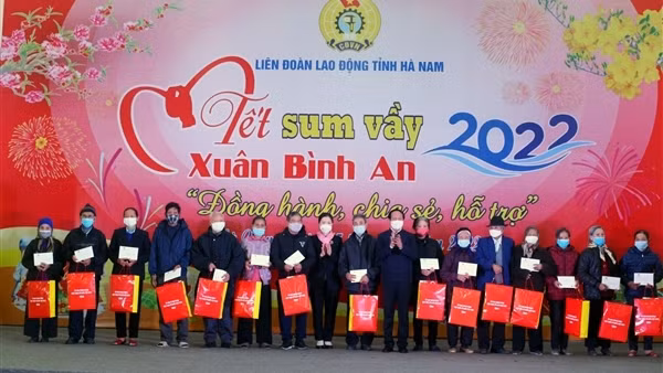 Hà Nội dành 87,4 tỷ đồng tặng quà lực lượng làm nhiệm vụ phòng, chống dịch COVID-19 ảnh 2