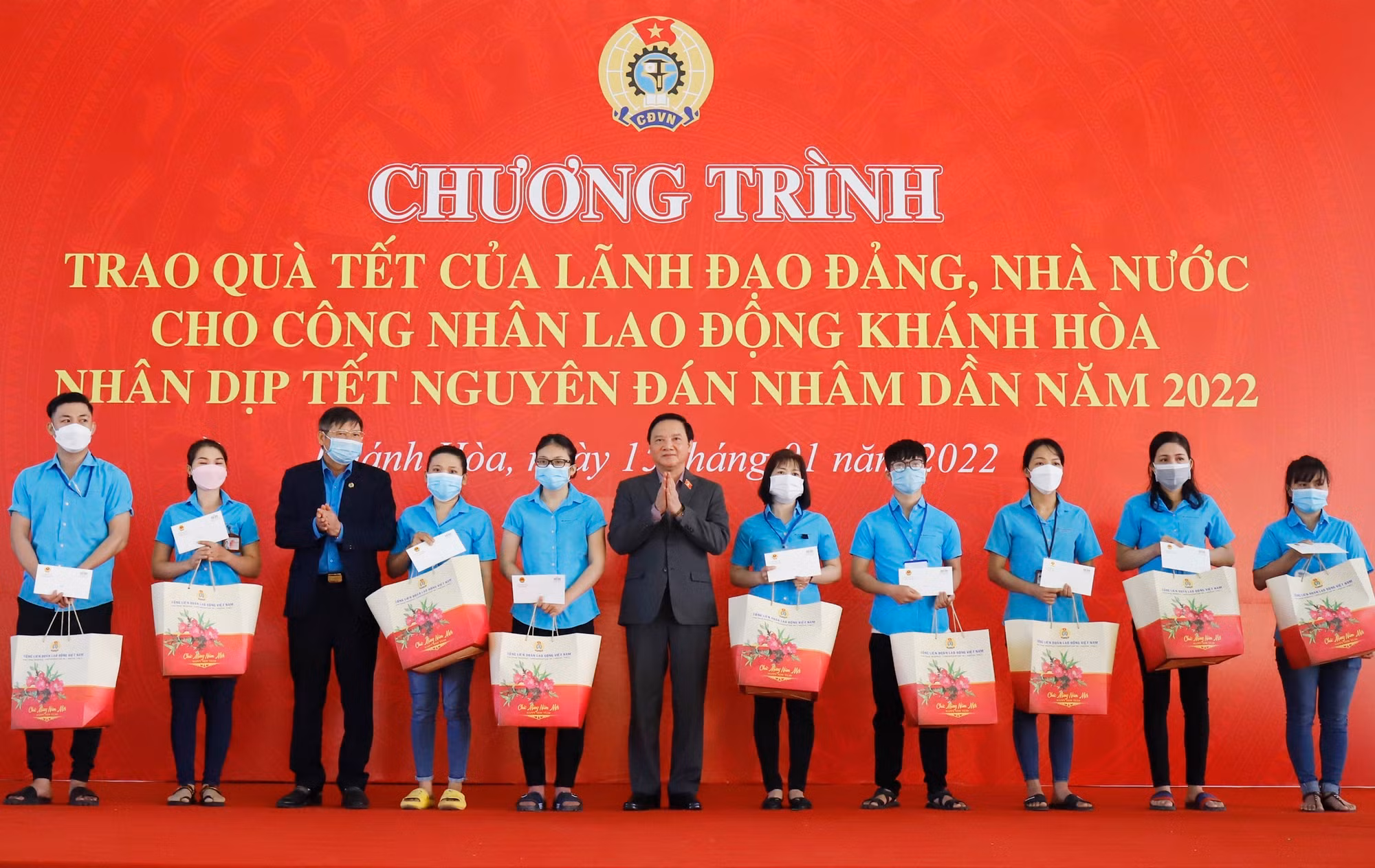 vna_potal_pho_chu_tich_quoc_hoi_nguyen_khac_dinh_tham_chuc_tet_tai_khanh_hoa_5871356.jpg -0