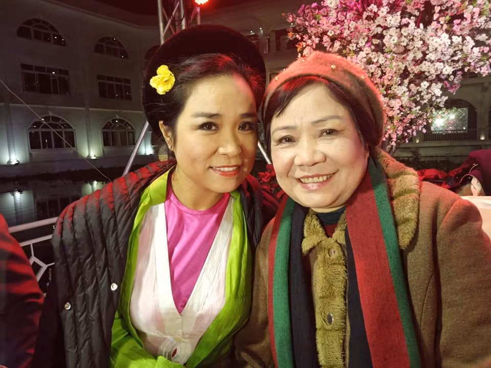 nsưt thúy mơ và con gái.jpg -0
