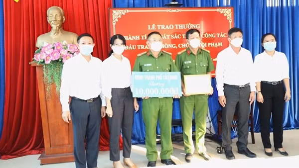 Khen thưởng Công an TP Tây Ninh xuất sắc trong đấu tranh với tội phạm dịp cận Tết