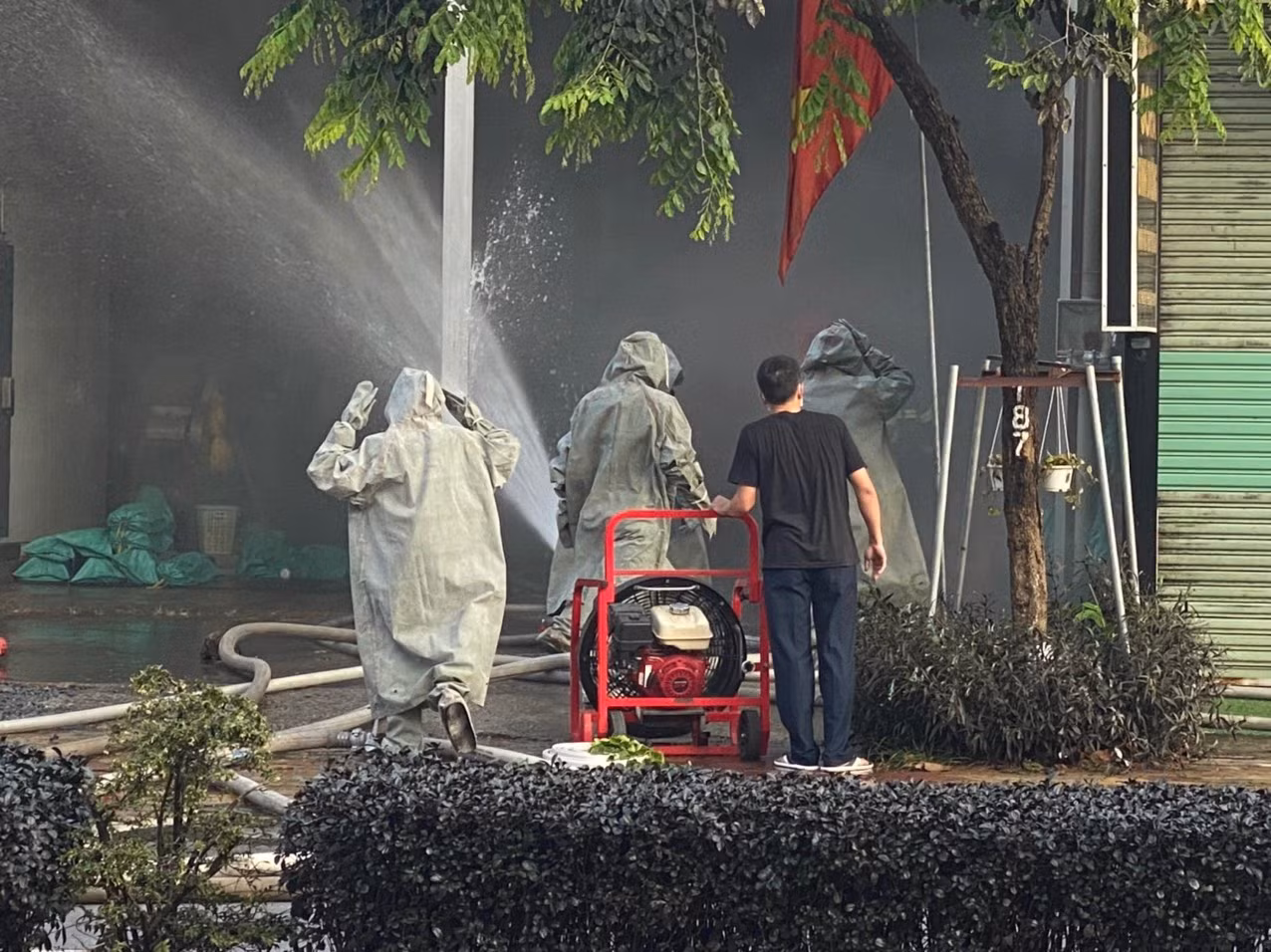 Sơ tán khẩn cấp hàng trăm người vì rò rỉ khí gas ở cở sở sản xuất nước đá -2