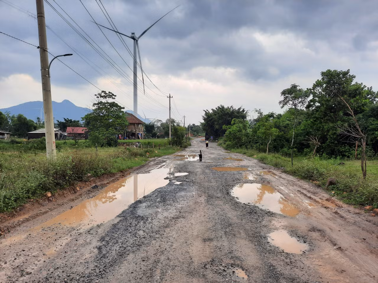 Xe chở thiết bị điện gió băm nát đường, chủ đầu tư vẫn không chịu sửa chữa -0