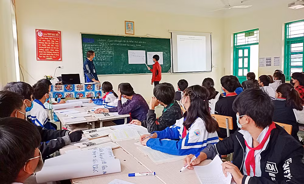 Nâng bước các em học sinh vùng cao đến trường -0