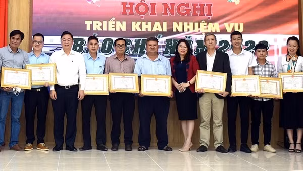 Phóng viên Báo CAND được Chủ tịch UBND tỉnh An Giang tặng Bằng khen ảnh 2