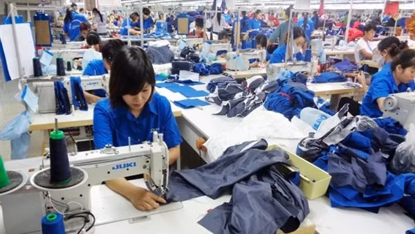Người lao động phấn khởi trở lại làm việc sau Tết ảnh 2
