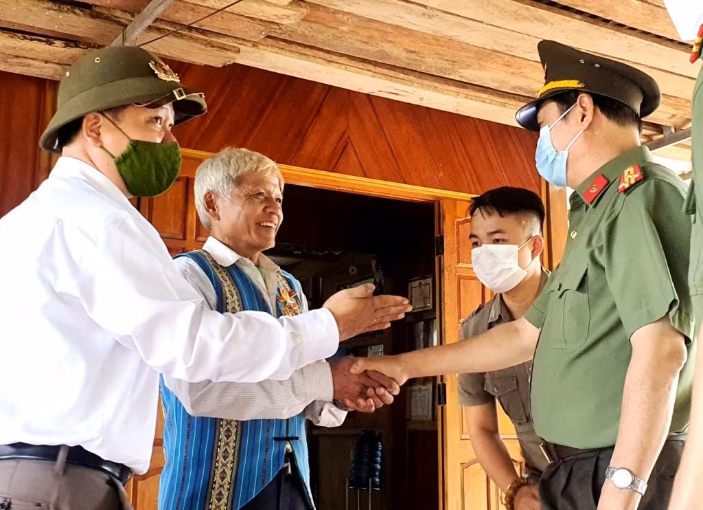 Chương trình chia sẻ yêu thương đón Tết sum vầy của Báo Công an nhân dân: Mang Xuân sớm đến với đồng bào biên giới Việt - Lào -0