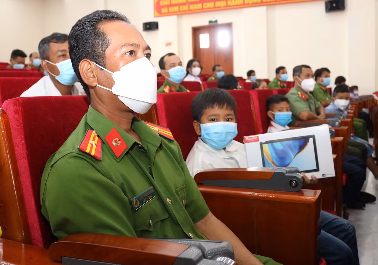 Trao 30 máy tính bảng cho con cán bộ chiến sĩ Công an tỉnh Trà Vinh -0