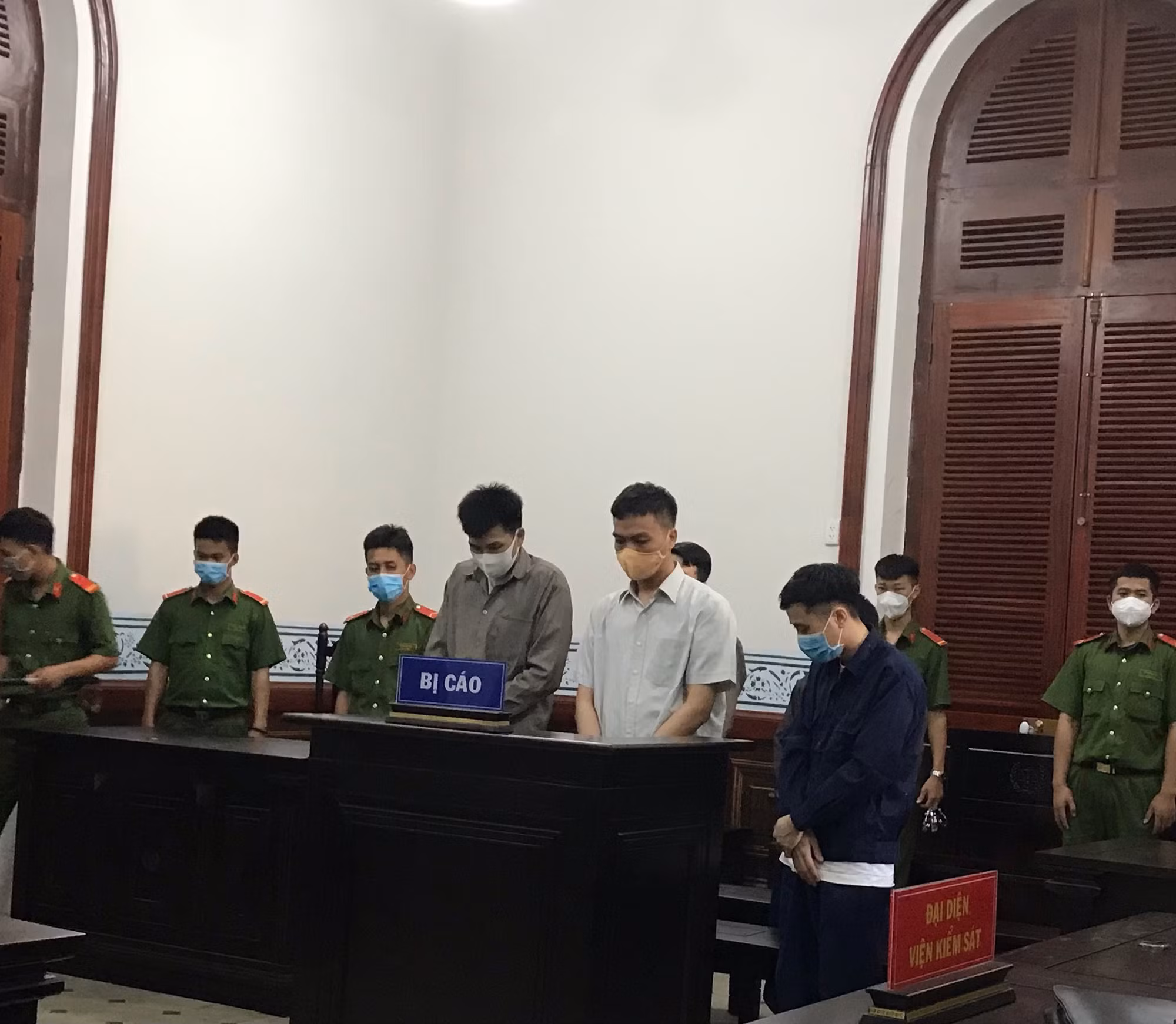 Băng nhóm lừa các cô gái trẻ xin việc vào tiệm massage trá hình lãnh án -0