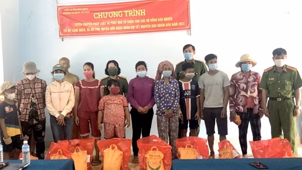 “Hô biến” lốp xe hỏng thành biển báo giao thông thú vị ảnh 7