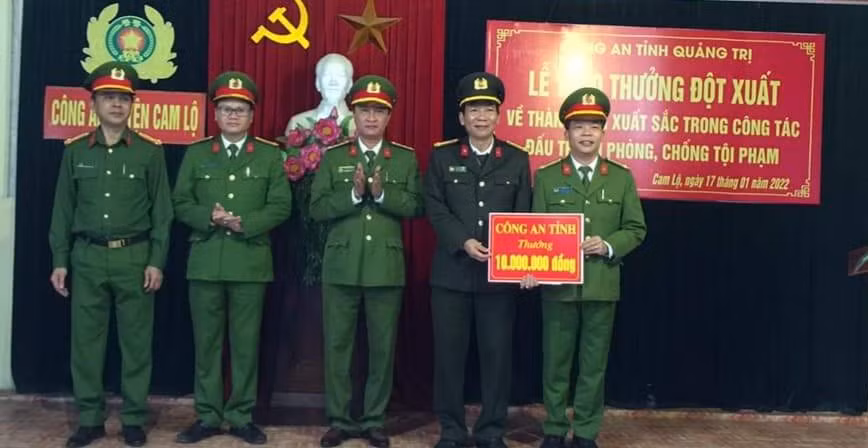 Trao thưởng vụ bắt giữ 1.500 chai rượu ngoại nhập lậu