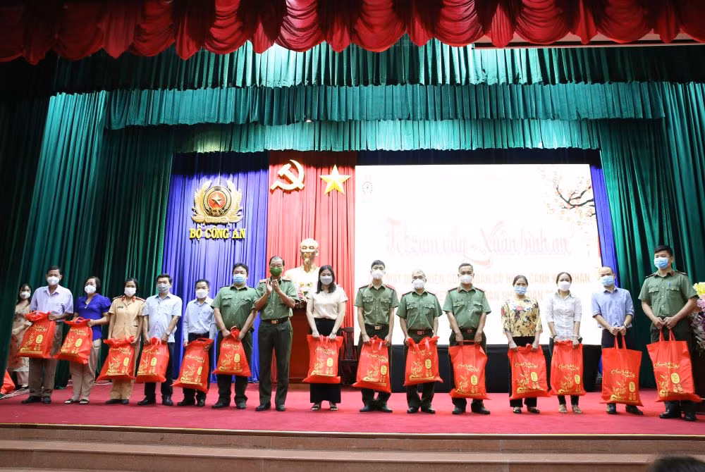 Thiếu tướng Lê Hồng Hiệp-Phó Cục trưởng Cục Công tác Đảng và Công tác chính trị-Bộ Công an trao quà cho các đoàn viên công đoàn nhân dịp Tết Nguyên đán.