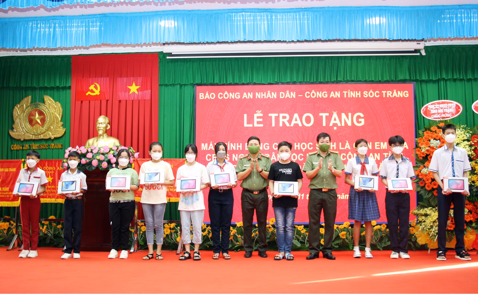 Báo CAND trao 30 máy tính bảng tặng con CBCS dân tộc Khmer -0
