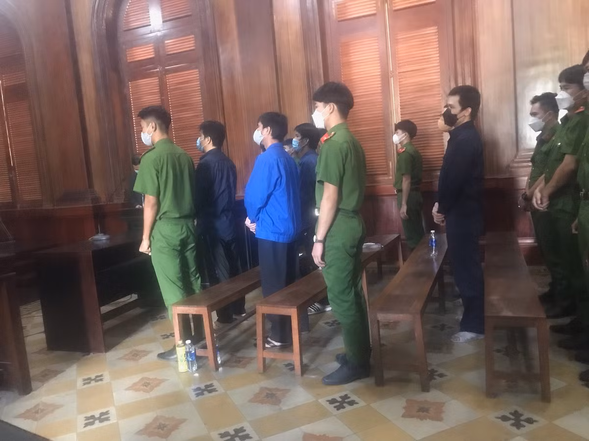 Băng nhóm tạt sơn, mắm tôm vào quán phở để đòi nợ lãnh gần 19 năm tù -0