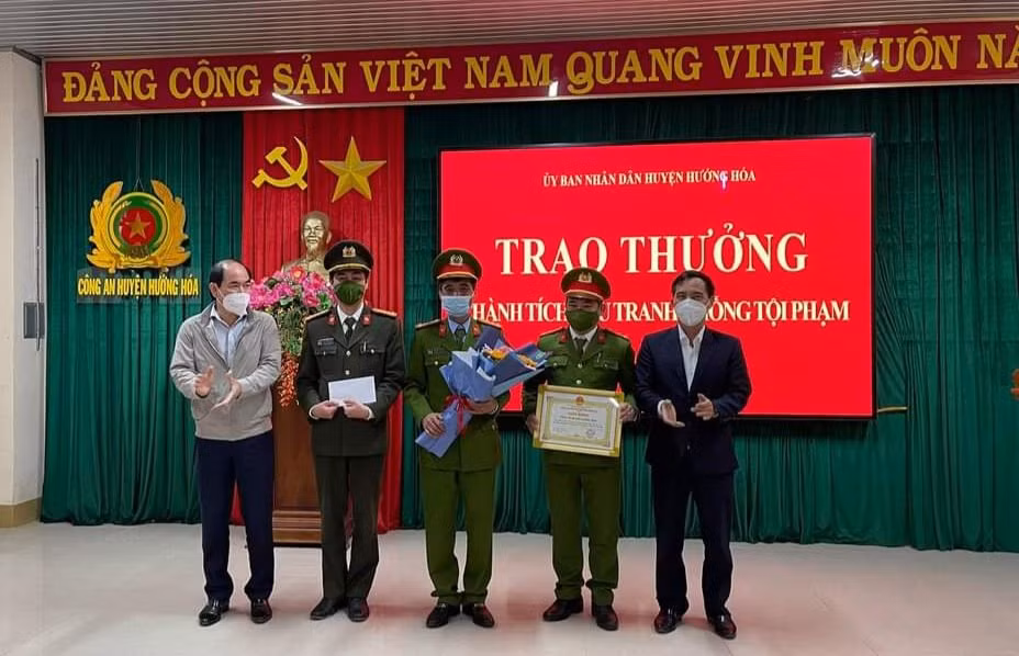 Bắt giữ đối tượng vận chuyển trái phép 4 bánh heroin và 10kg ma túy đá -0