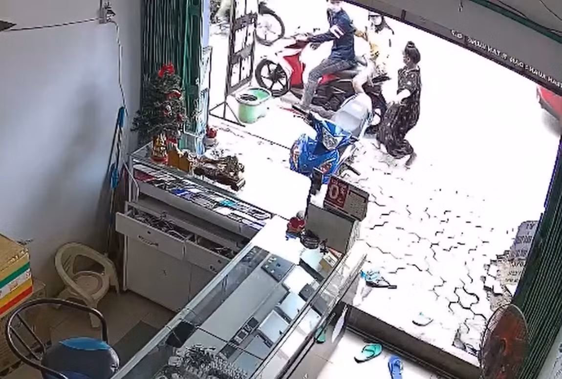 Bà chủ tiệm nhanh tay khống chế cặp đôi dàn cảnh cướp điện thoại -0