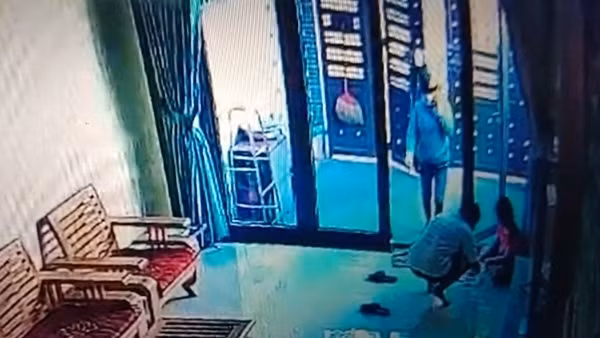 Vào tận nhà lừa trẻ em "đập heo lấy tiền"