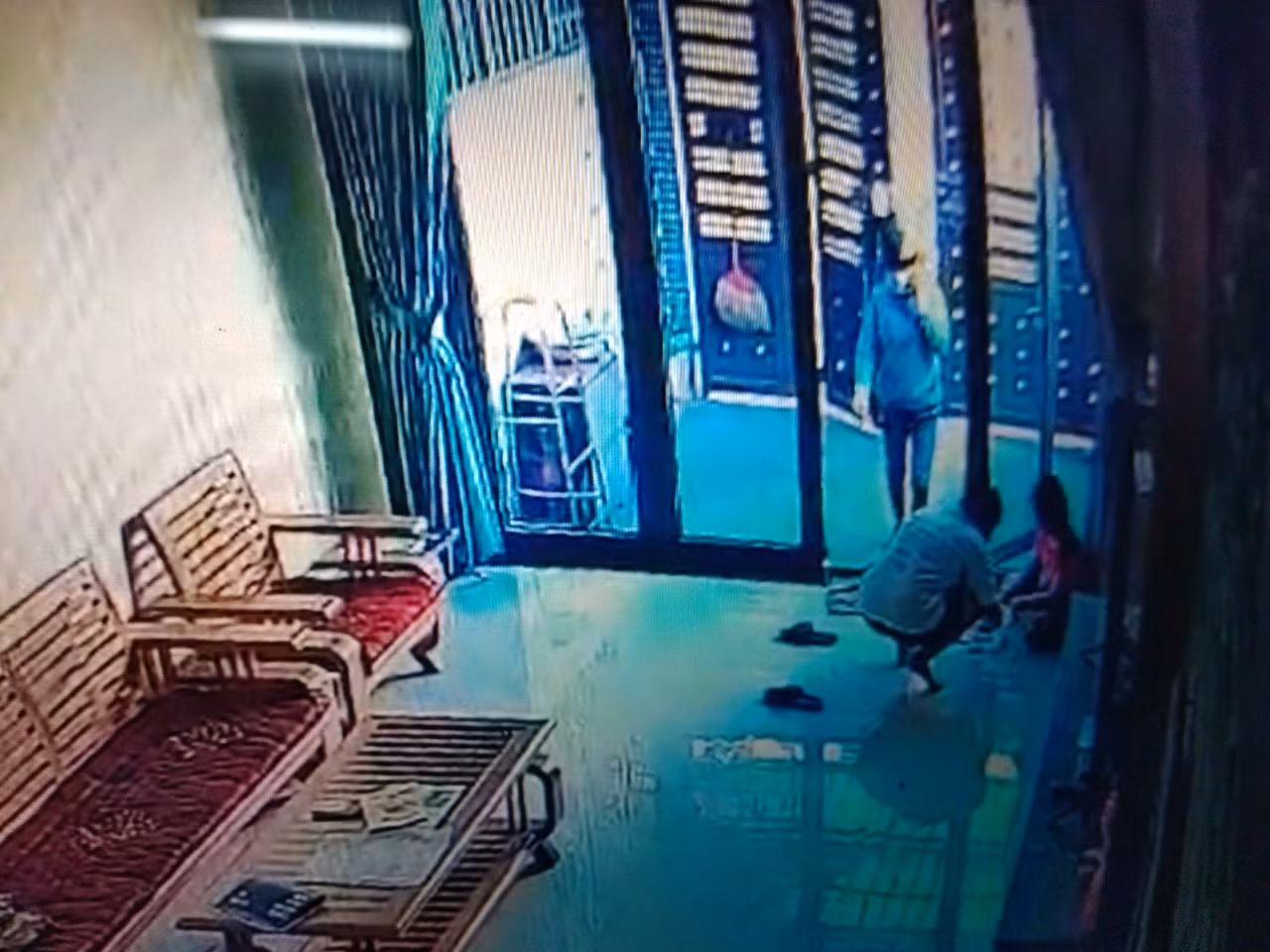 Vào tận nhà lừa đảo hai bé nhỏ bằng chiêu 