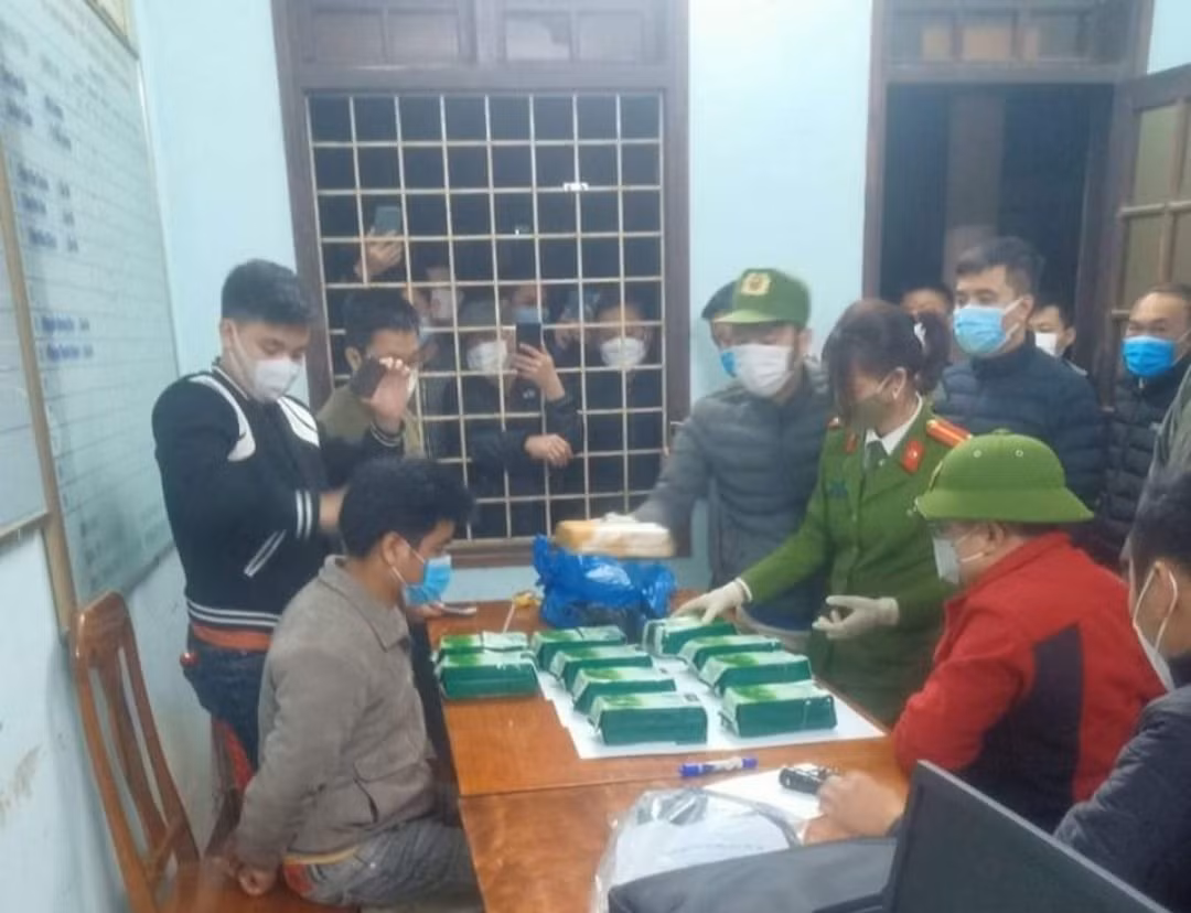 Bắt giữ đối tượng vận chuyển trái phép 4 bánh heroin và 10kg ma túy đá -0