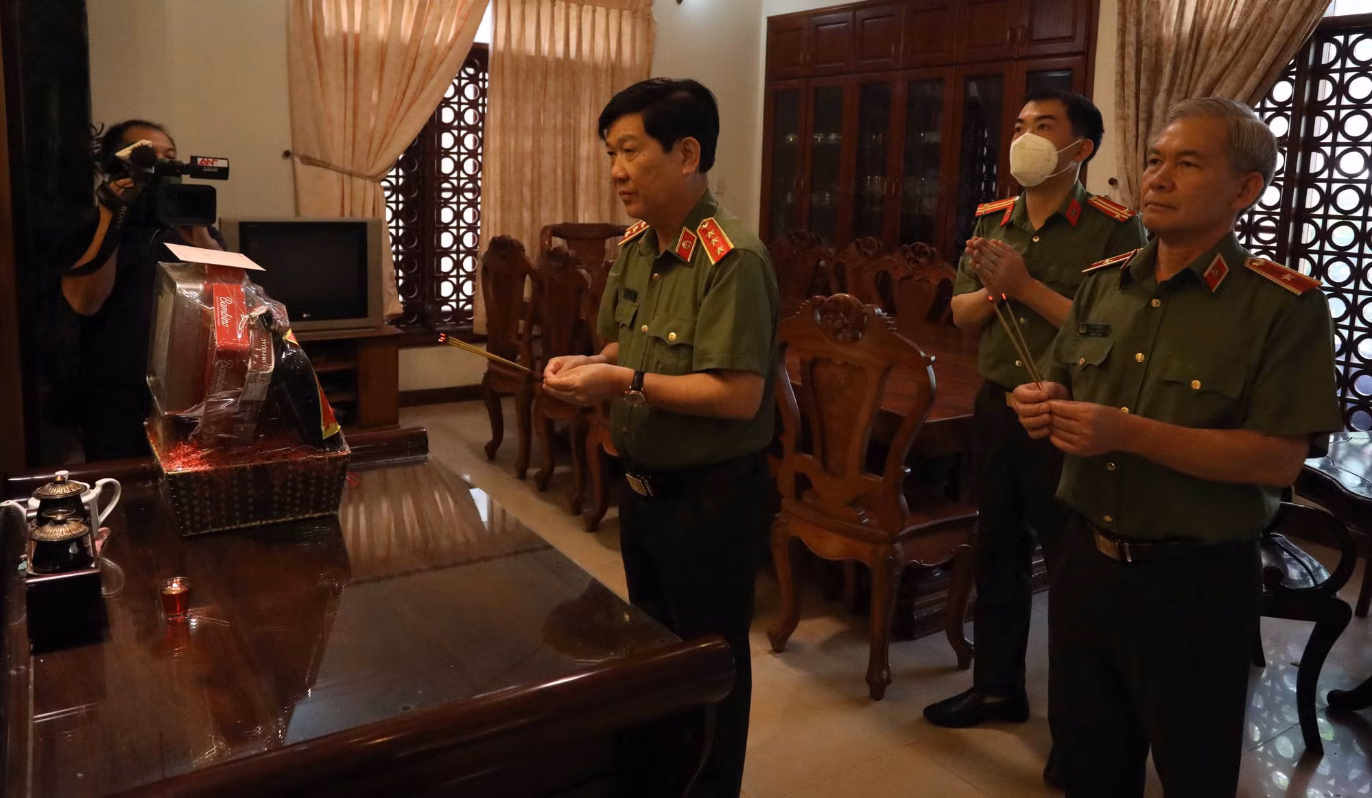Thứ trưởng Nguyễn Văn Sơn đến thăm, chúc tết gia đình các đồng chí nguyên lãnh đạo Bộ Công an -0