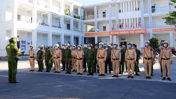 Hà Nội xã hội hóa công tác trang trí, chiếu sáng đón Tết Nguyên đán Nhâm Dần ảnh 2