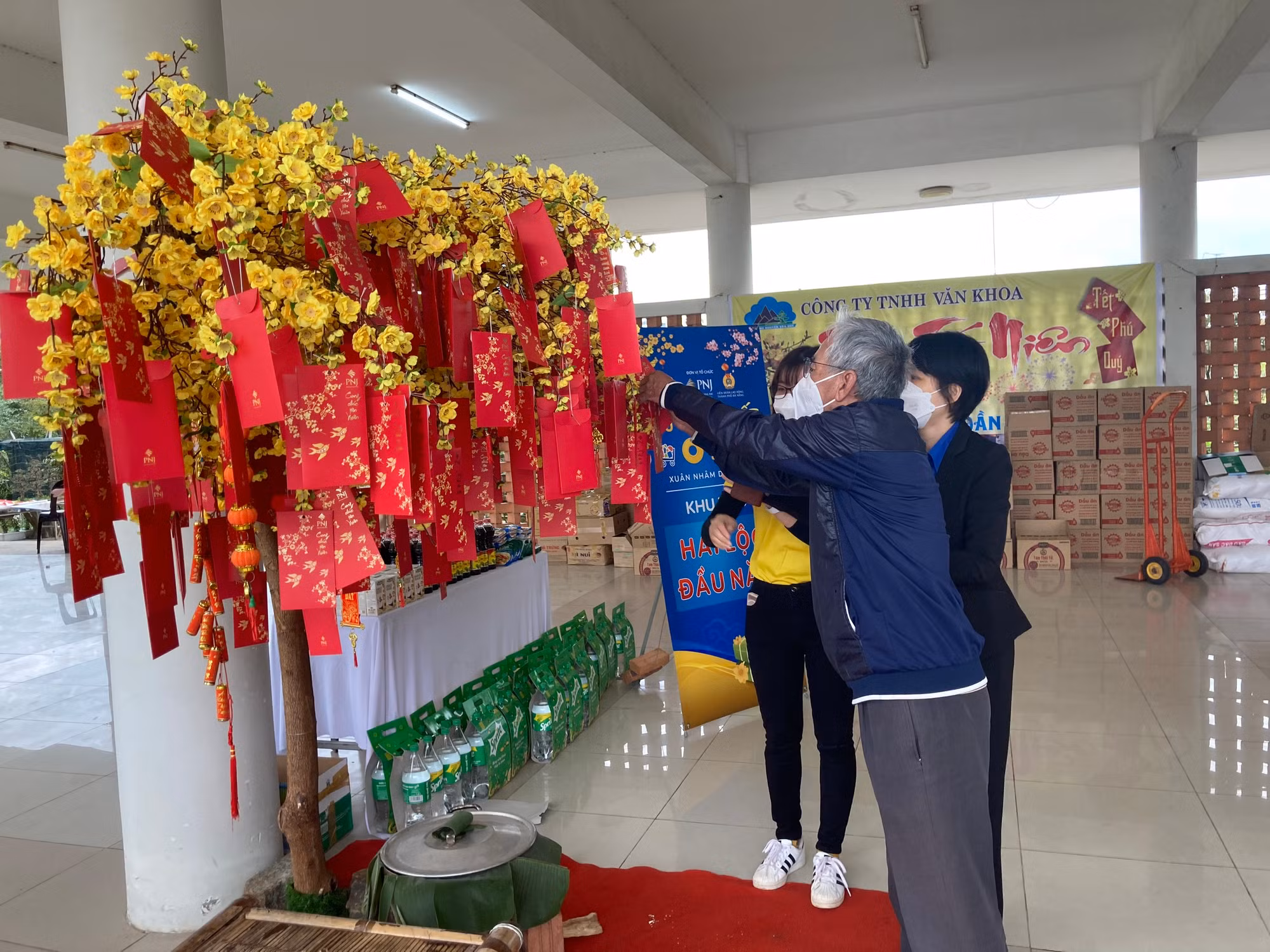 Đà Nẵng: Xúc động “Siêu thị Tết 0 đồng” và 2000 vé xe miễn phí hỗ trợ người nghèo, công nhân đón Tết -7