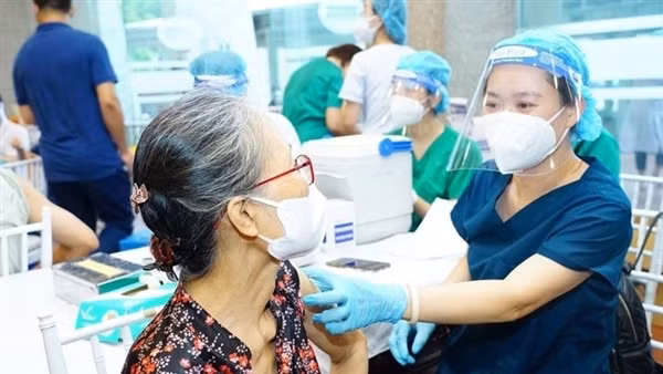 Gần 254.000 liều vaccine phòng COVID-19 được tiêm trong 6 ngày Tết ảnh 2