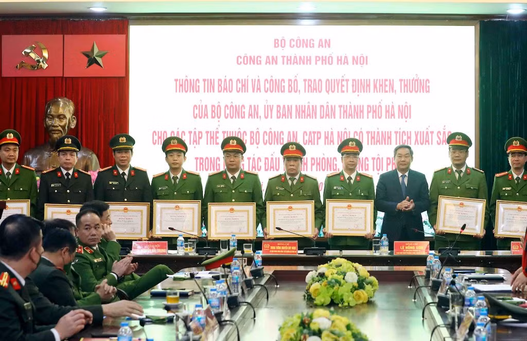 Trao Bằng khen của Bộ trưởng Bộ Công An, UBND TP Hà Nội cho các đơn vị có thành tích xuất sắc trong công tác phòng, chống tội phạm -0