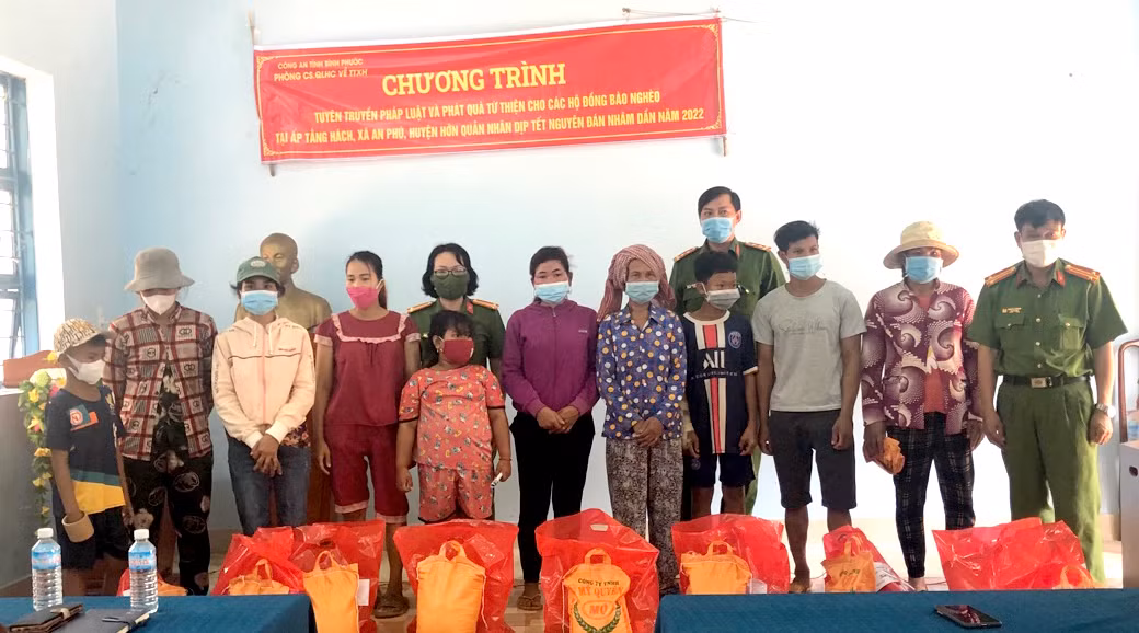 Công an Bình Phước tuyên truyền pháp luật và tặng quà Tết cho các hộ đồng bào -0
