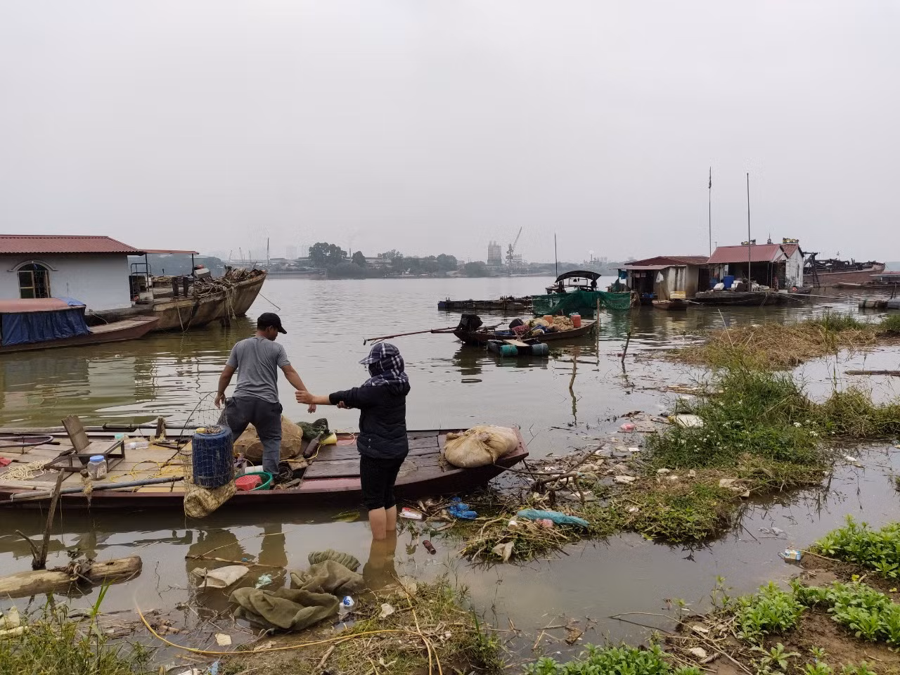 Có một làng chài phía bên kia phố thị -0