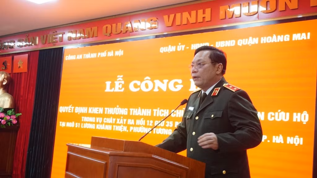 Khen thưởng hai công dân dũng cảm cứu người tại quận Hoàng Mai -0