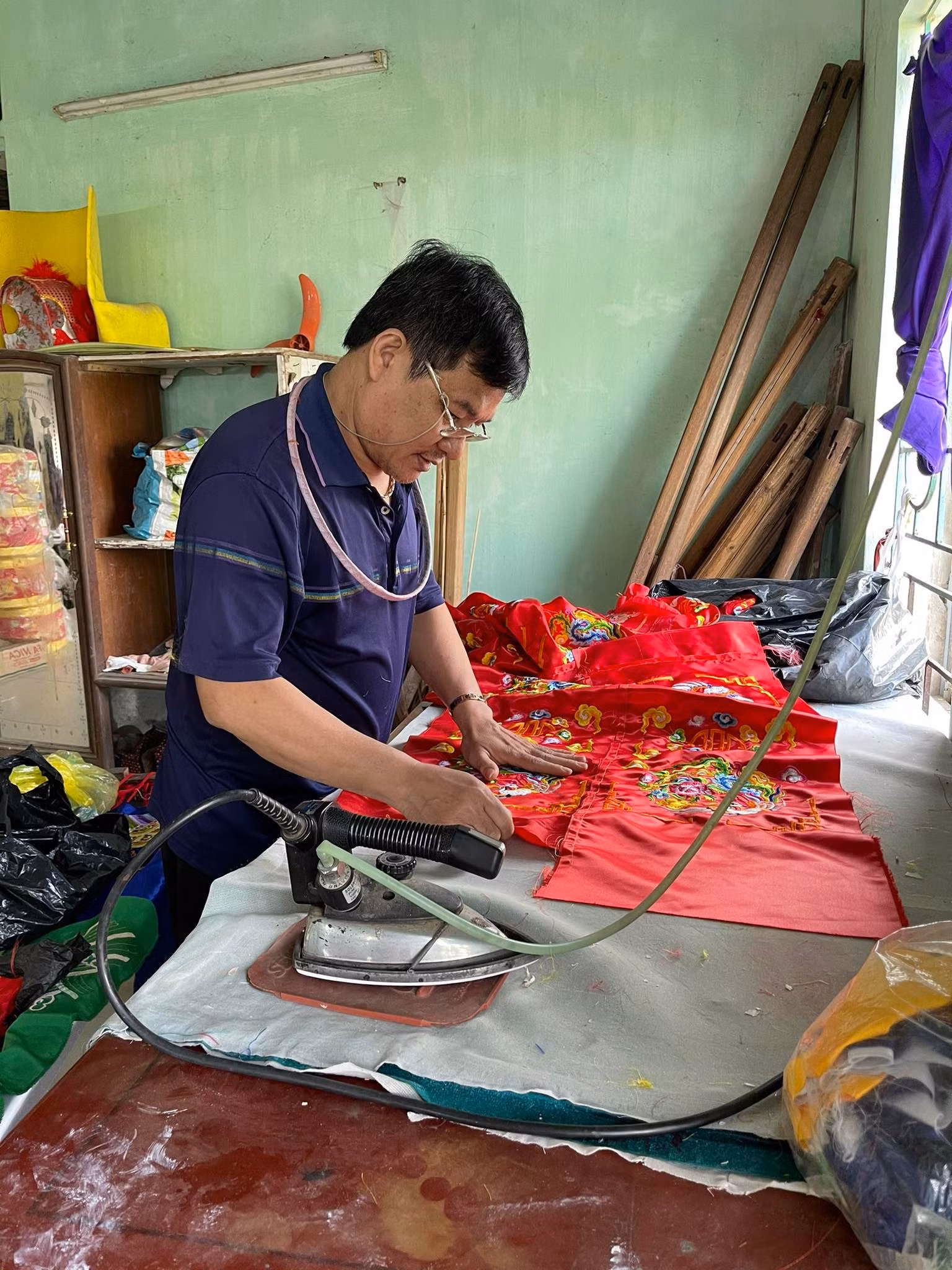 Làng thêu long bào ở Hà Nội -0