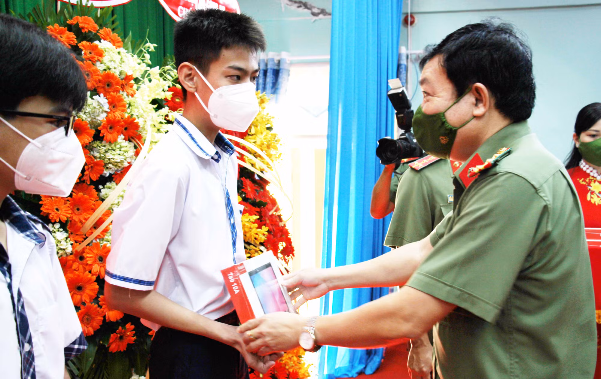 Báo CAND trao 30 máy tính bảng tặng con CBCS dân tộc Khmer -0