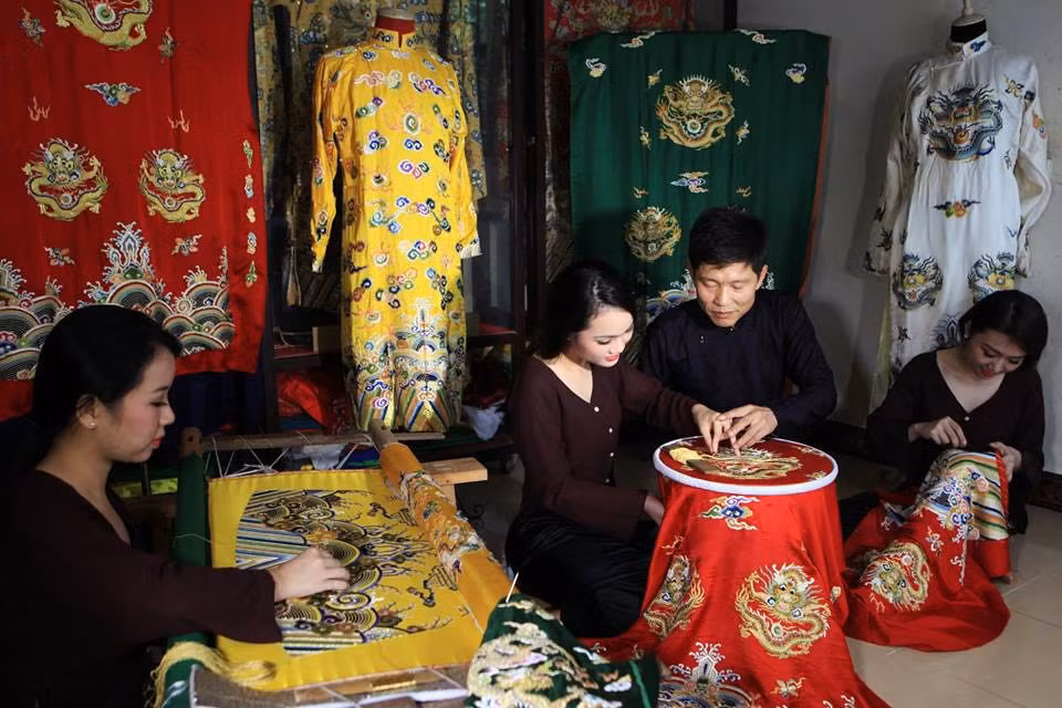 Làng thêu long bào ở Hà Nội -0