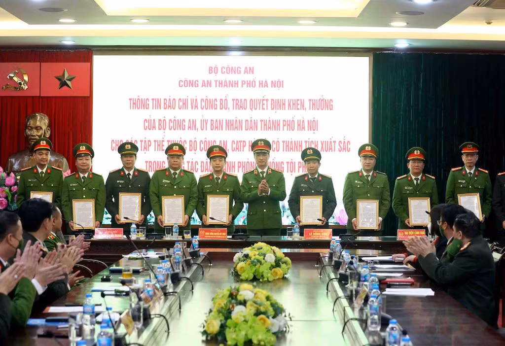 Trao Bằng khen của Bộ trưởng Bộ Công An, UBND TP Hà Nội cho các đơn vị có thành tích xuất sắc trong công tác phòng, chống tội phạm -0