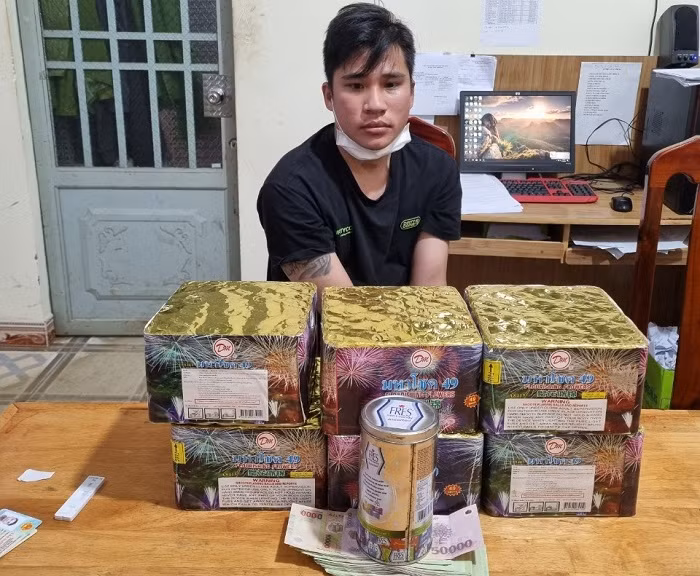 Công an vận động giao nộp nhiều vũ khí, vật liệu nổ -0