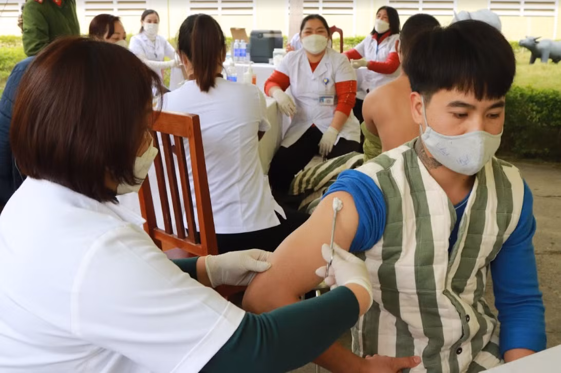 Tiêm vaccine phòng COVID-19 cho các can, phạm nhân tại Trại tạm giam Công an tỉnh Sơn La -0