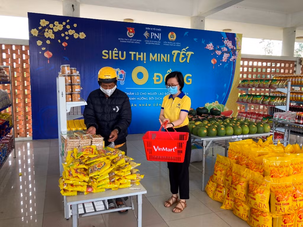 Đà Nẵng: Xúc động “Siêu thị Tết 0 đồng” và 2000 vé xe miễn phí hỗ trợ người nghèo, công nhân đón Tết -3