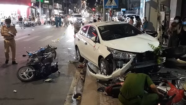 Tài xế ôtô say rượu, tông hàng loạt xe máy trên phố