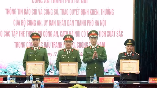 Tặng giấy khen cho nhiều tập thể, phóng viên có thành tích trong công tác tuyên truyền ảnh 6