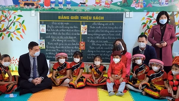 Hoa hậu H’Hen Niê mời cha mẹ và dân làng xem phim “578: Phát đạn của kẻ điên” ảnh 4