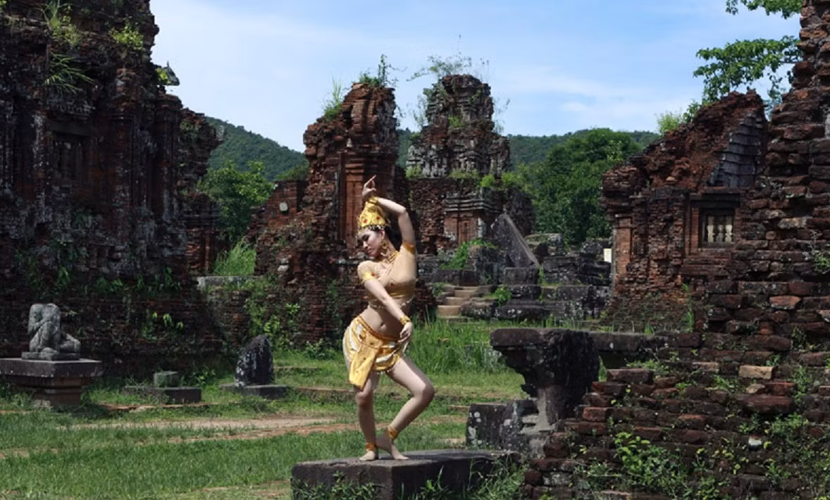Vũ điệu Apsara bên tháp cổ -0