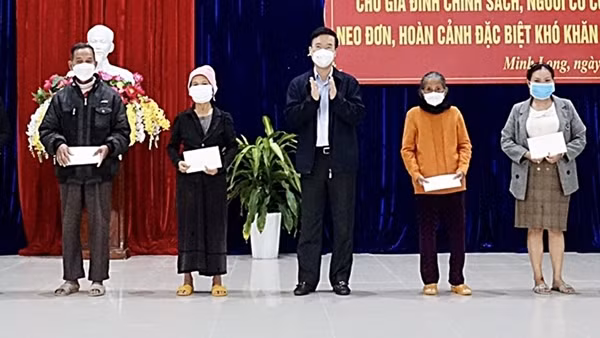 Thường trực Ban Bí thư Võ Văn Thưởng tặng quà Tết tại Quảng Ngãi