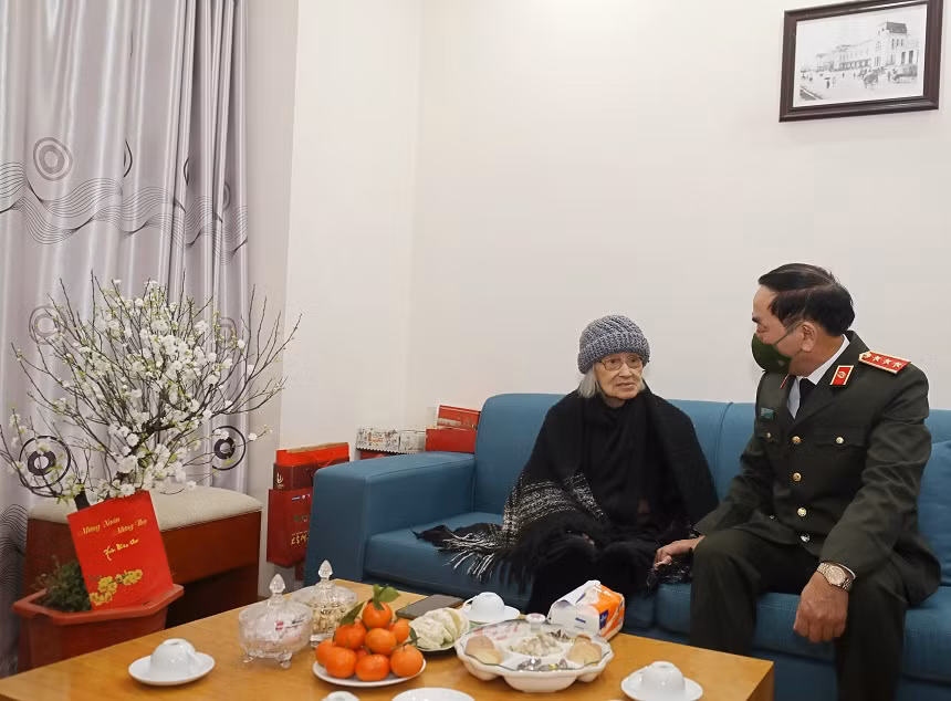 Thứ trưởng Trần Quốc Tỏ chúc tết nguyên lãnh đạo, cố lãnh đạo Bộ Công an -0