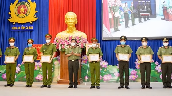 Công an tỉnh Cà Mau tuyên dương 12 gương mặt trẻ tiêu biểu ảnh 2