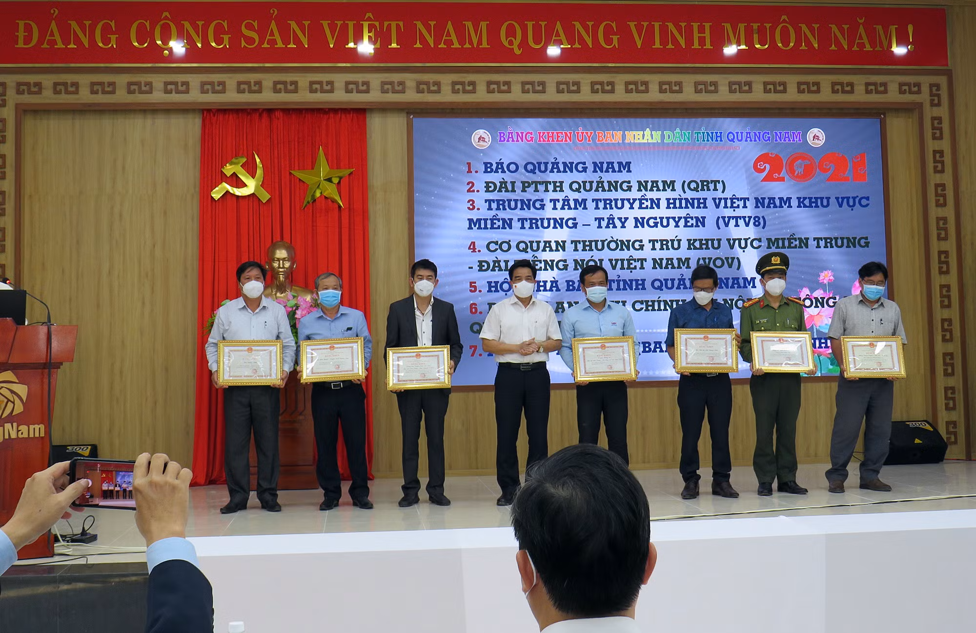 Phóng viên Báo CAND nhận Bằng khen của Chủ tịch UBND tỉnh Quảng Nam -0