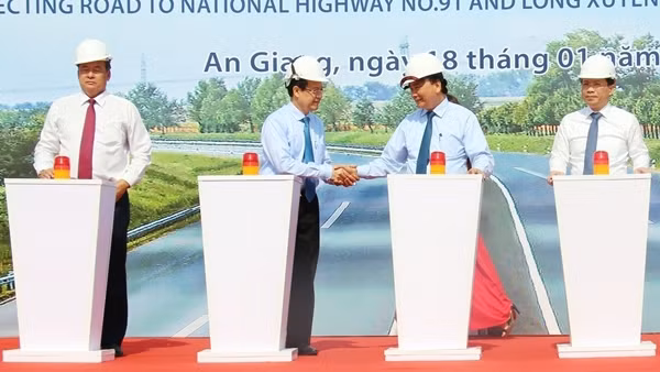 Chủ tịch nước Nguyễn Xuân Phúc dâng hương tưởng nhớ Chủ tịch Tôn Đức Thắng ảnh 2