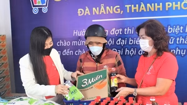 “Siêu thị Tết 0 đồng” và 2.000 vé xe miễn phí cho công nhân và người nghèo ảnh 4